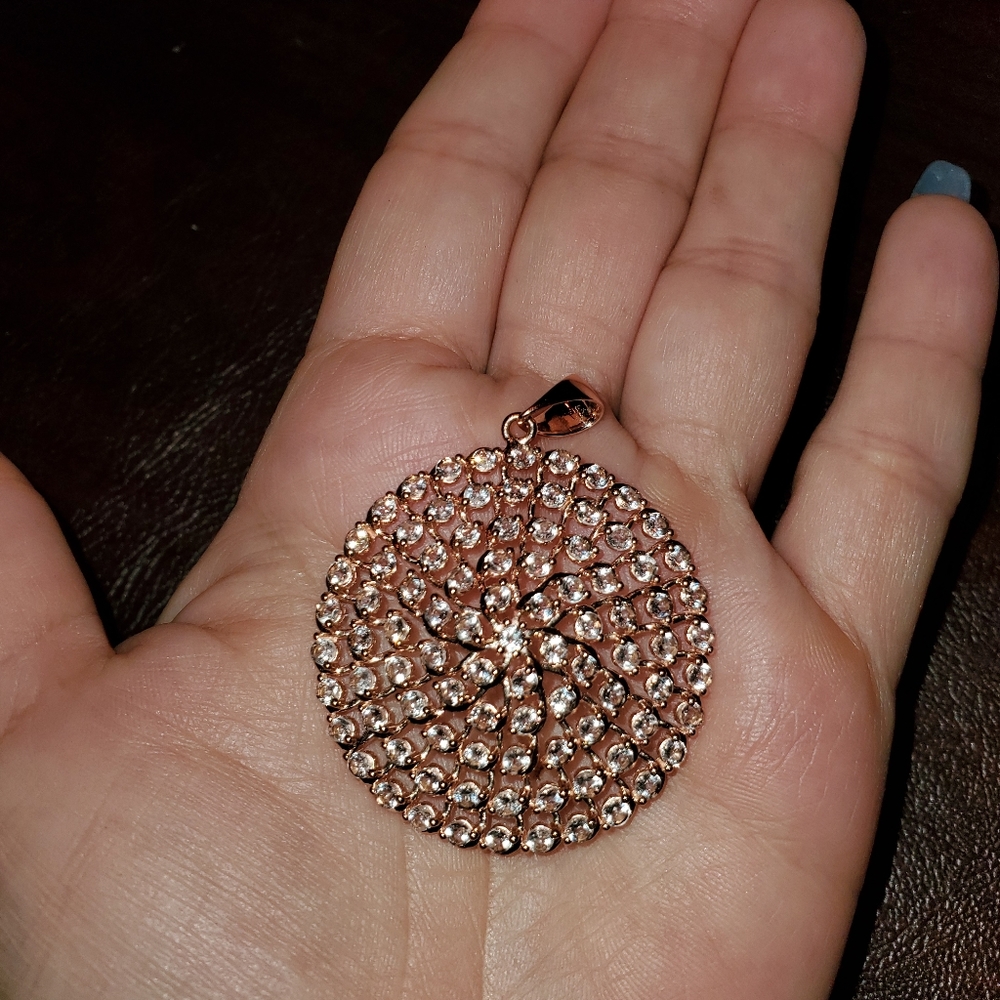 Round Pendant - Picture 3 of 9